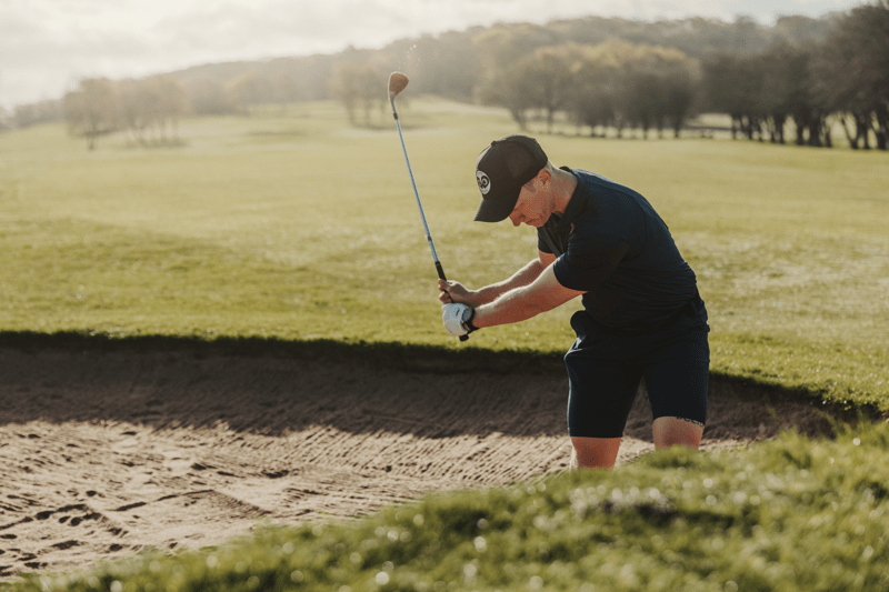 Butiksmedarbetare fokus golfutrustning till Dormy Golf, Arninge image