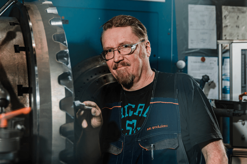 Koneistaja Pietro Carnaghi CNC-pystysorville, ATA Gears Oy image