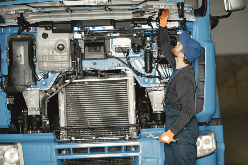 Électricien Poids Lourds – Véhicules de Transport de Matières Premières image