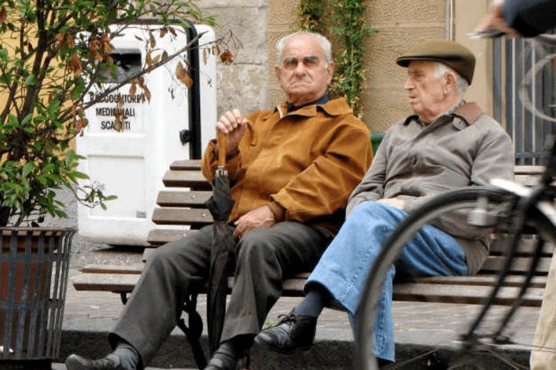 Cuidado de persona mayor en Vinateros, Madrid (R. Interno) image