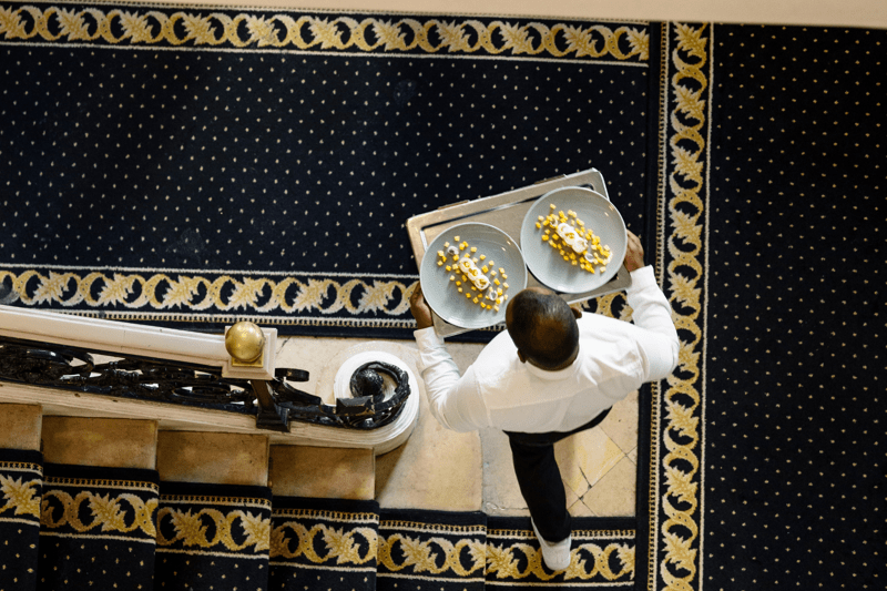 Hôte de table - Serveur - Serveuse - (F/H/NB) image