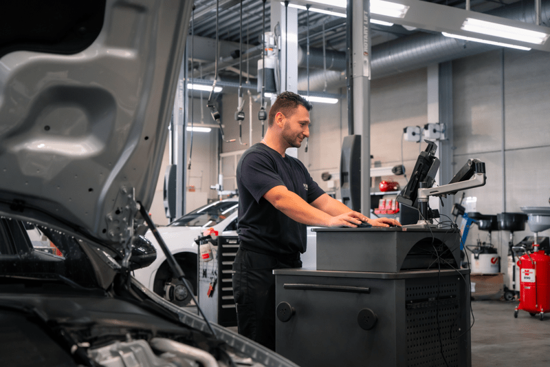 Diagnosetechnieker Cars image