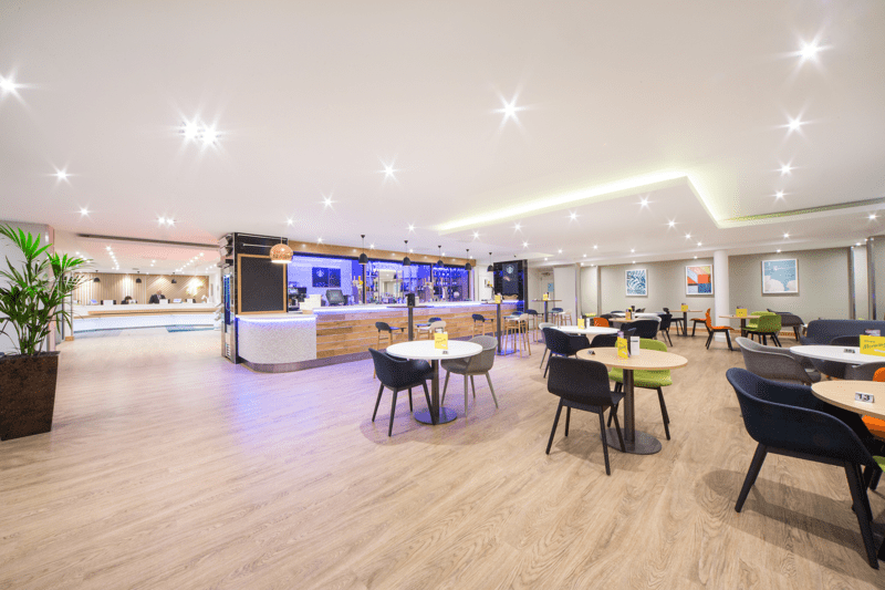 Food and Beverage Assistant image