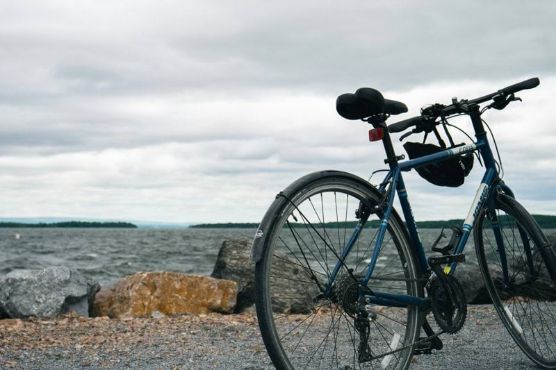 blue mountain bike parked in the seashore