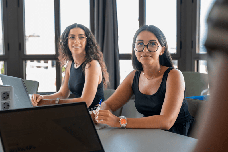 Deux collaboratrices au bureau BDO de Marseille