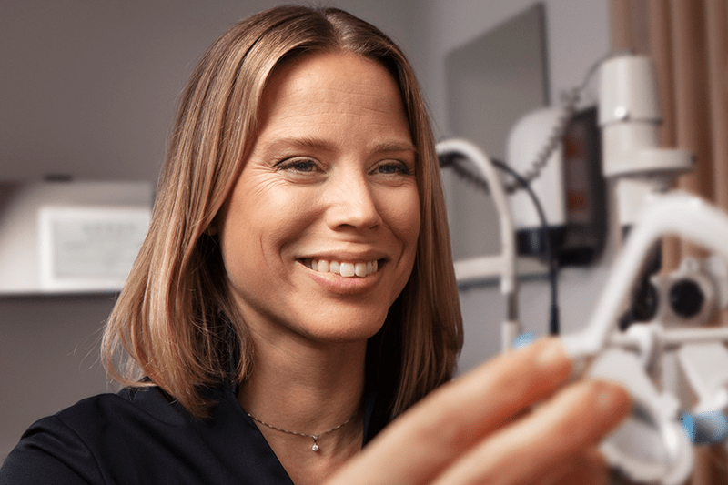 Optiker hjälper kund att prova ut glas