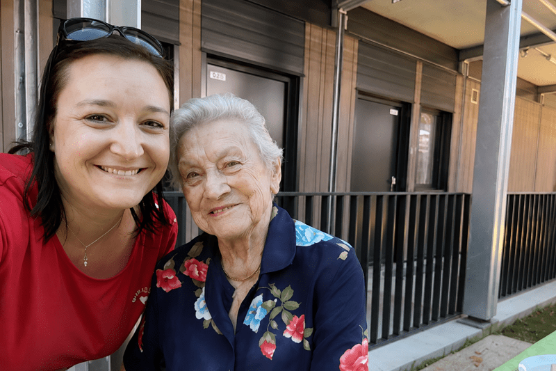 Une collaboratrice du Réseau AUXI'life aux côtés d'une personne âgée accompagnée