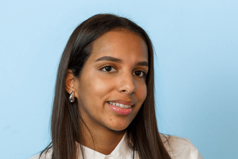 Portret van Ilda Bihorac, Senior Business Consultant bij Morgan Green Amsterdam, gespecialiseerd in de farmaceutische industrie.