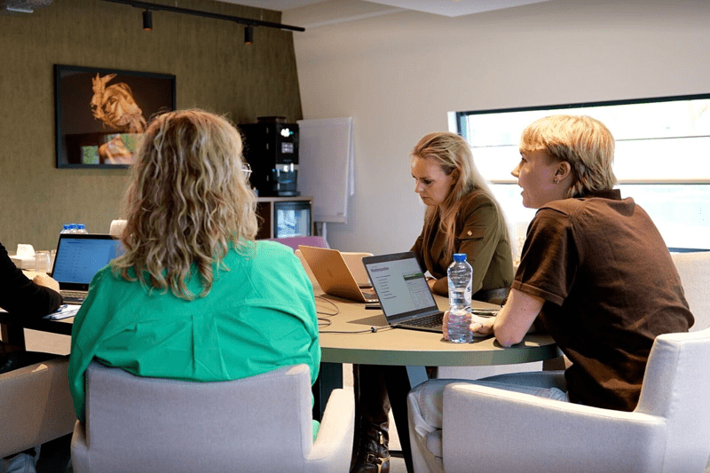 Sanne Learning & Development Specialist aan het vergaderen