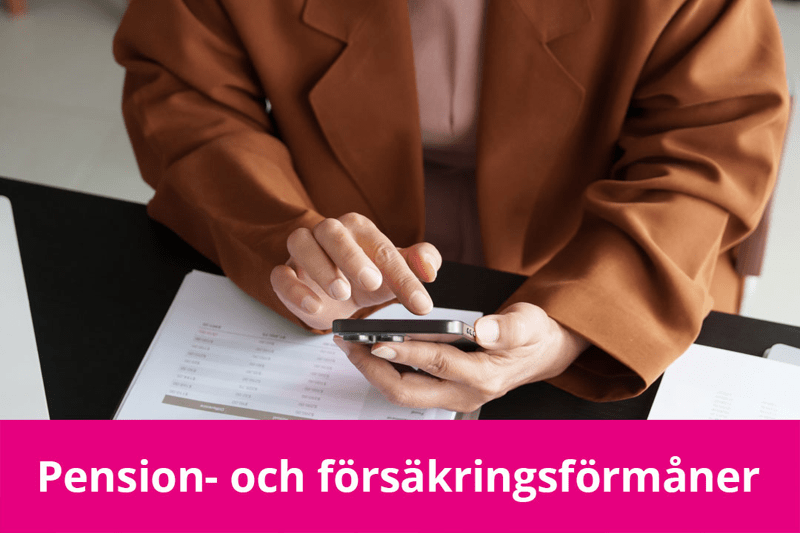 en kvinna som räknar på en miniräknare