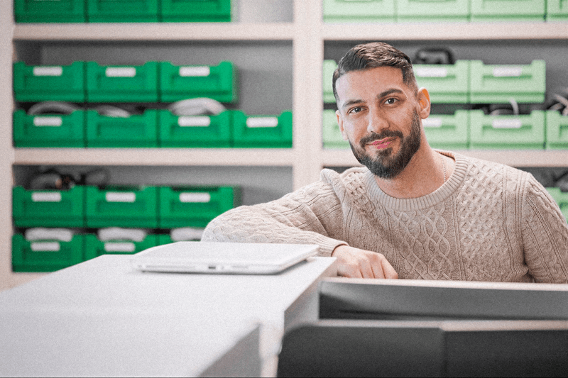 IT-guy with green background