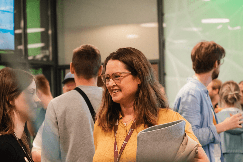 Mennesker gruppe smiler