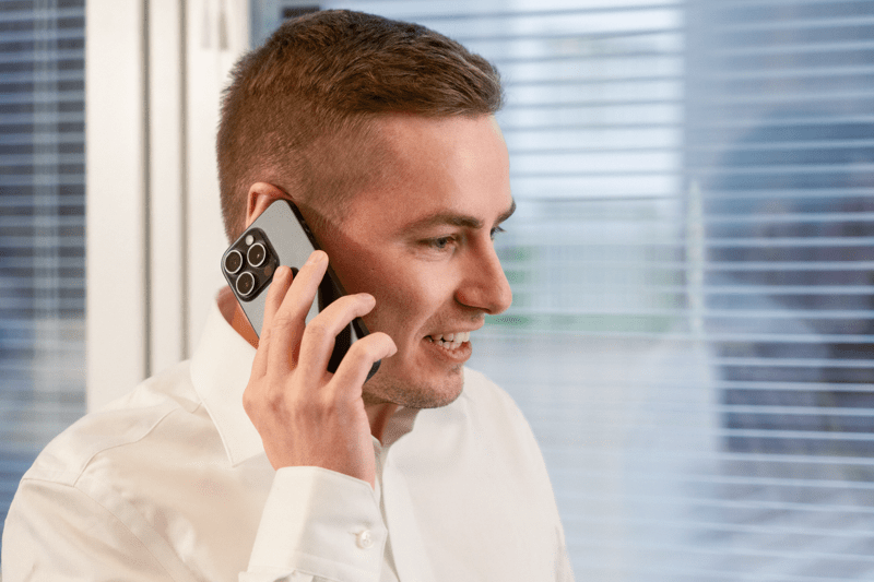 Taloushallinnon asiantuntija palvelee puhelimitse