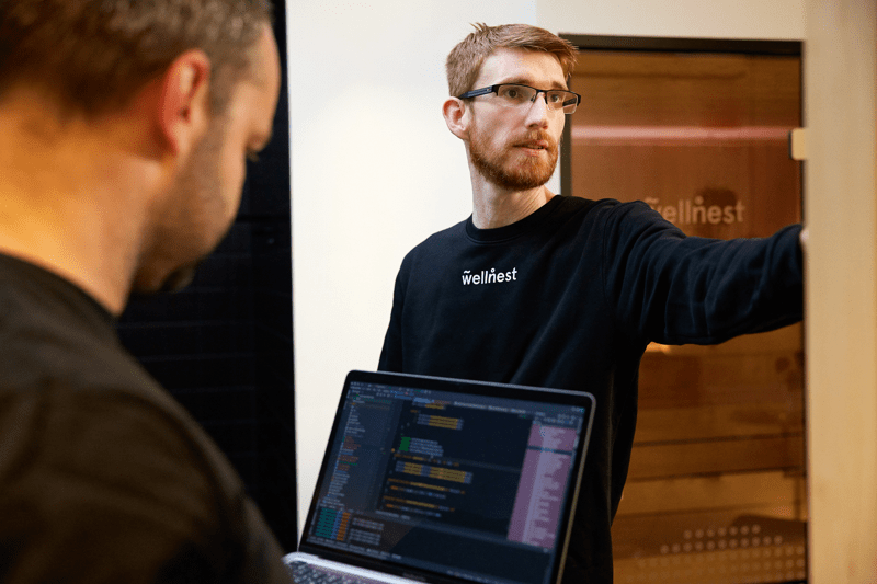 Techniker in einer wellnest Filiale