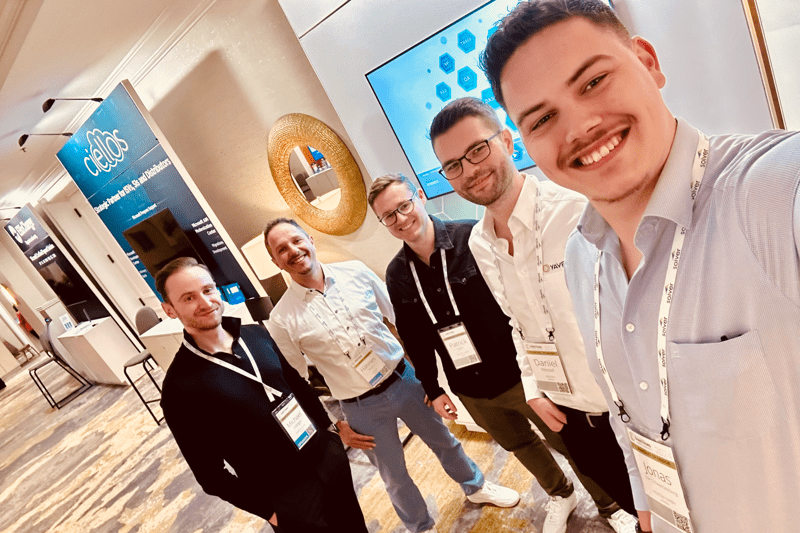 Gruppenfoto YAVEON Messetand