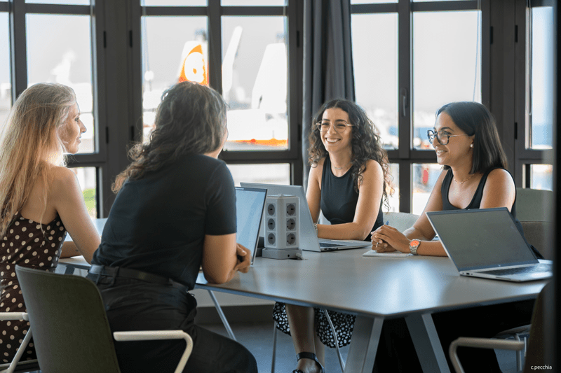 collaborateurs en réunion