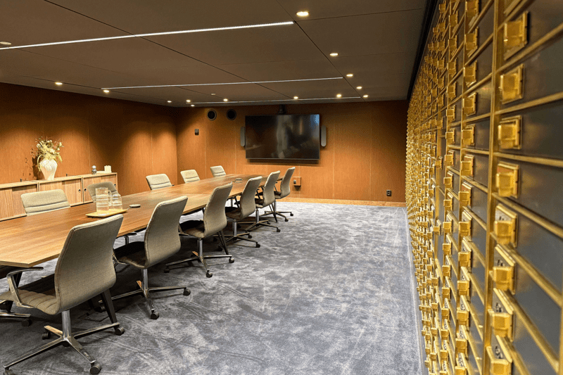 bild på ett stort mötersrum med bankfack