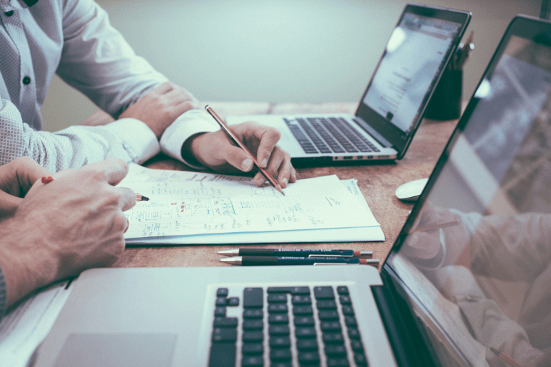 stockbeeld - laptop - overleg - finance - project mgt