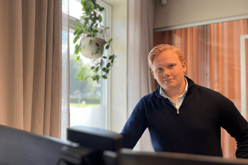 En man står vid sin dator