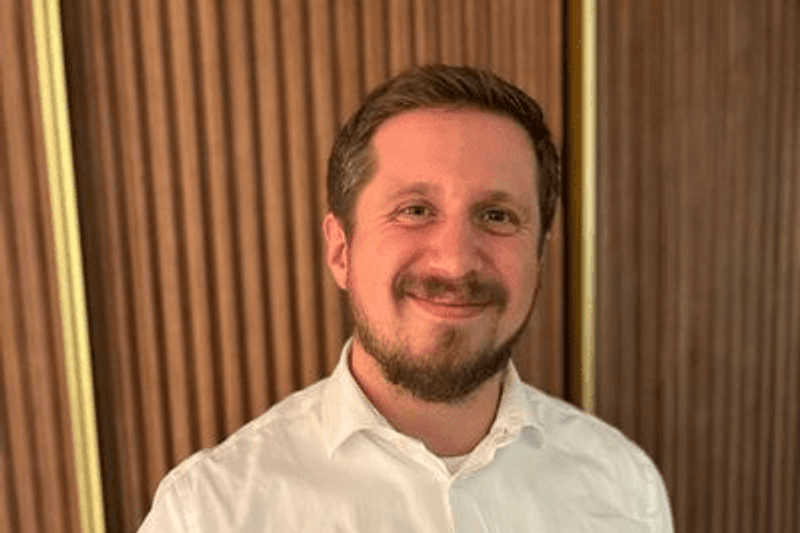 Porträttbild av en Advania-medarbetare som ler mot kameran