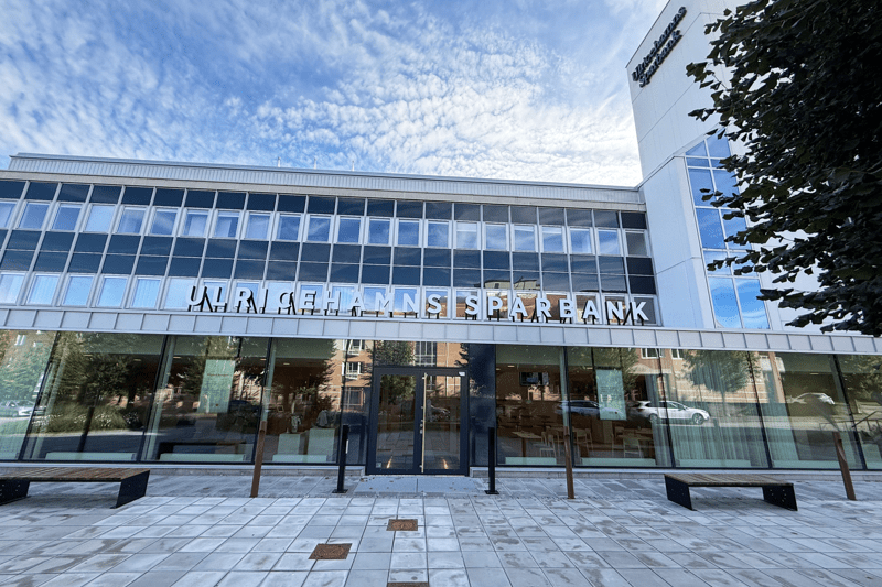 bild på sparbankshuset med blå himmel