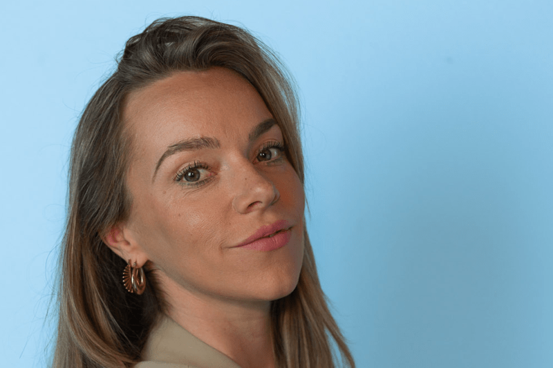 Portret van Marloes Bartels, Manager bij Morgan Green Amsterdam, gespecialiseerd in de farmaceutische industrie.