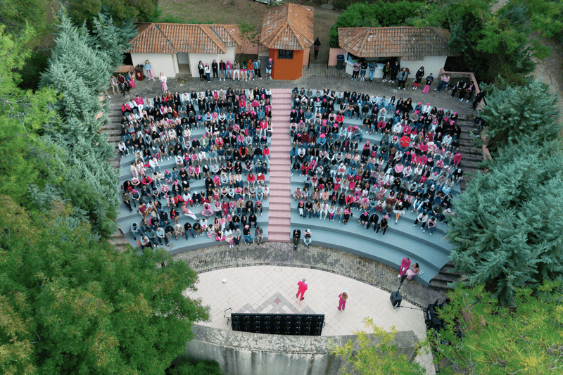 Amphi theatre seen from above with people