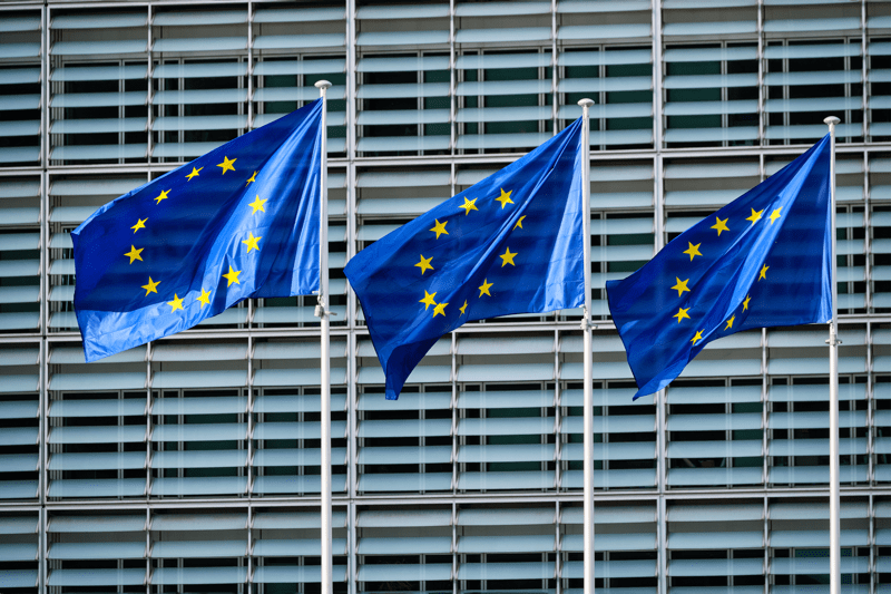 Kolme Euroopan unionin lippua vierekkäin liehumassa.
