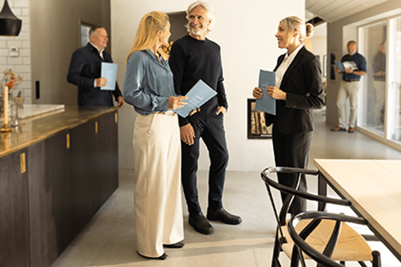 par på bostadsvisning tillsammans med mäklare