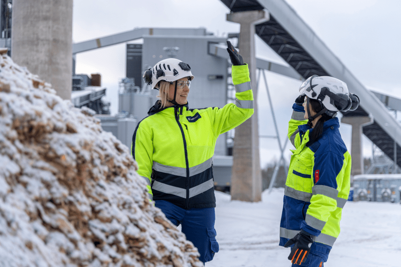 Työntekijät paiskaavat kättä voimalaitoksen pihalla.