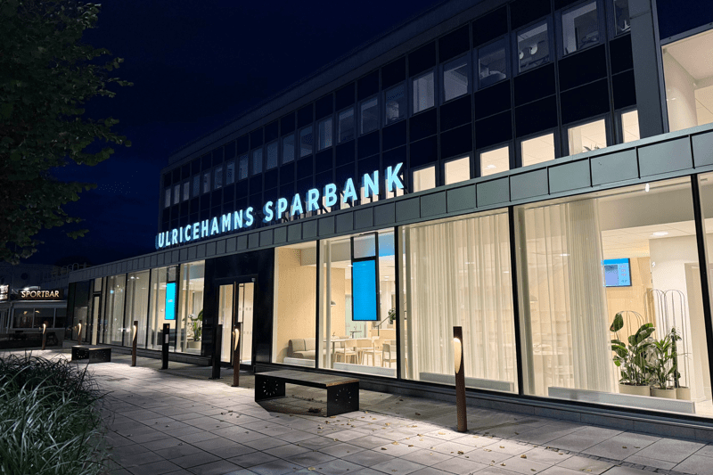 Ulricehamns Sparbank fasad kvällstid