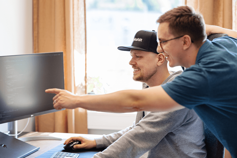 Två personer samarbetar vid en kontorsplats.