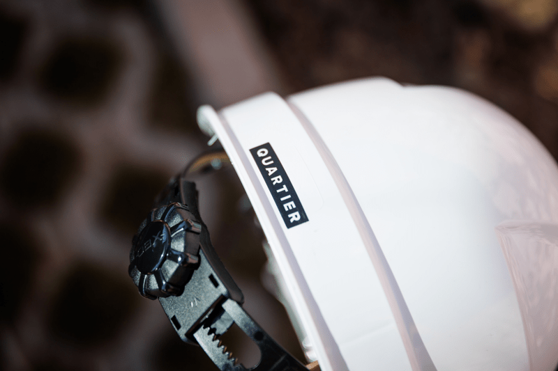 Helm met logo