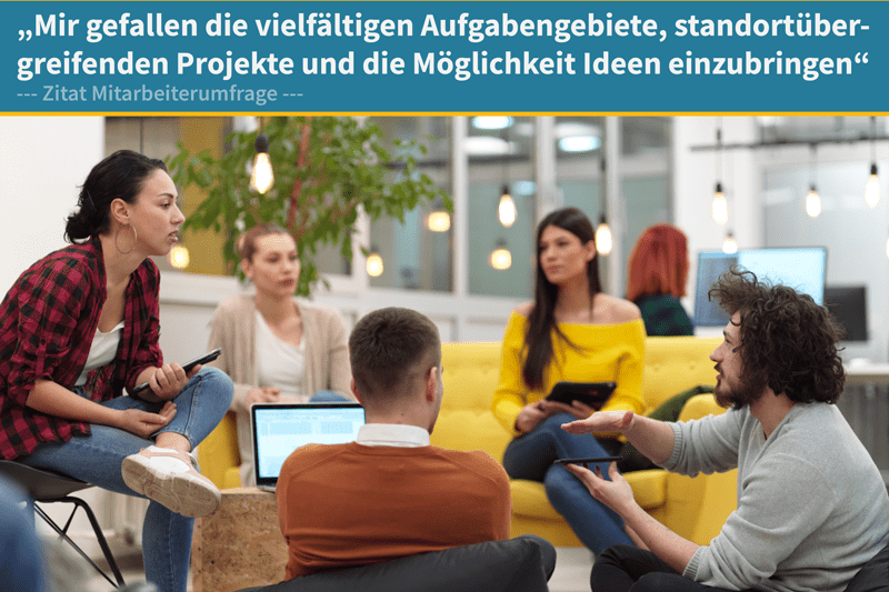 Eine Gruppe, die im Kreis sitzt und sich unterhält