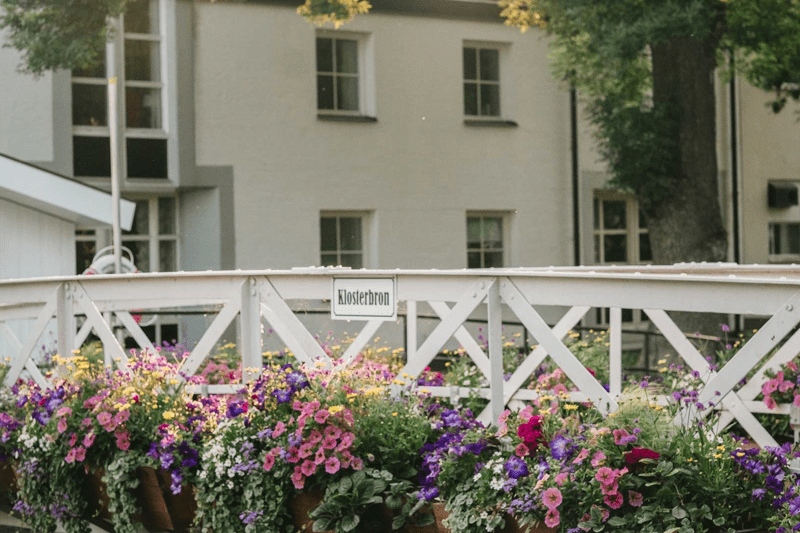 en vit bro med blomarrangemang