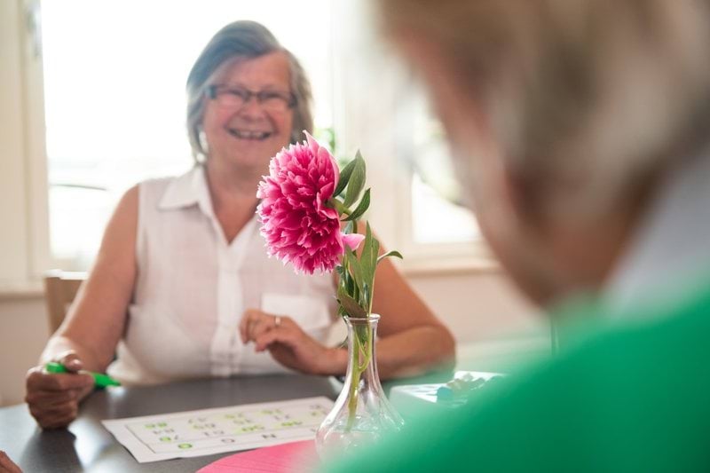 Samtal över bordet med en fin bukett i mitten