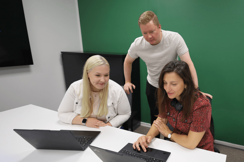 People with a laptop