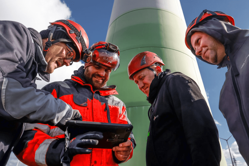 NBB-Team arbeitet vor ENERCON-WEA