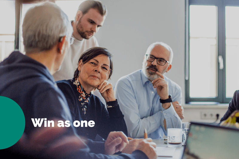 Grupp av kollegor som diskuterar