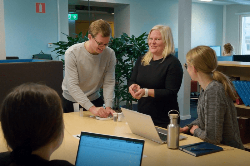 Personer i ett kontorslandskap