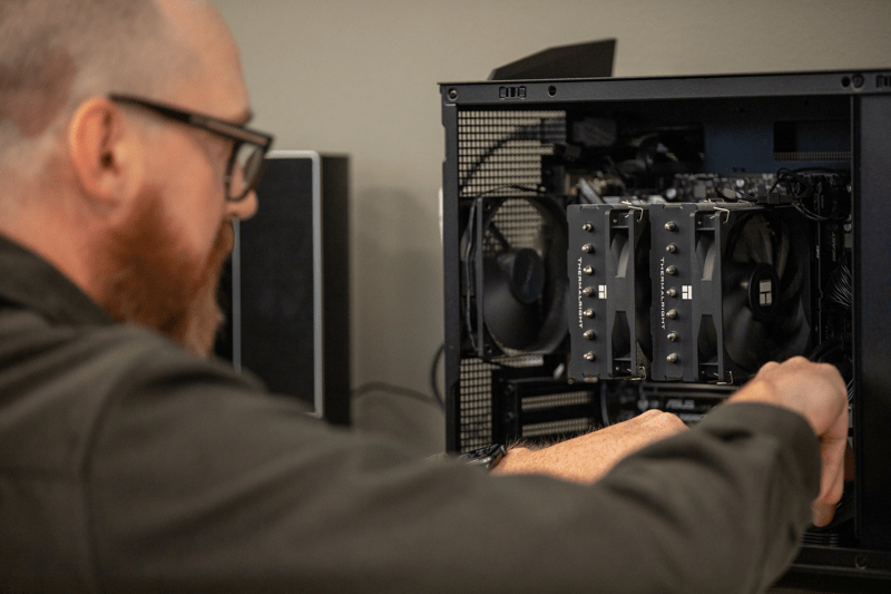 En man jobbar med nätverk