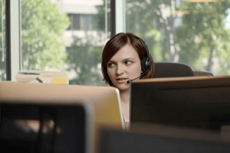 Personalleiterin telefoniert mit einem Bewerbenden