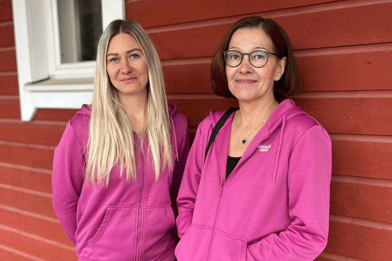 Halkian ohjaajat Attendo-hupparit päällä Halkian edustalla