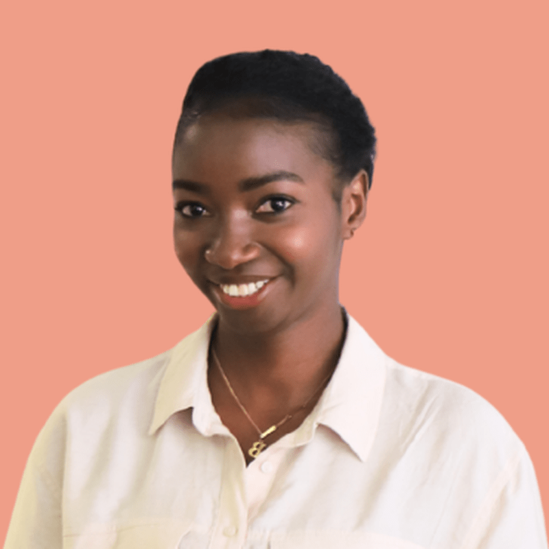 Portrait d'une jeune femme exerçant comme auxiliaire de vie en complément de ses études