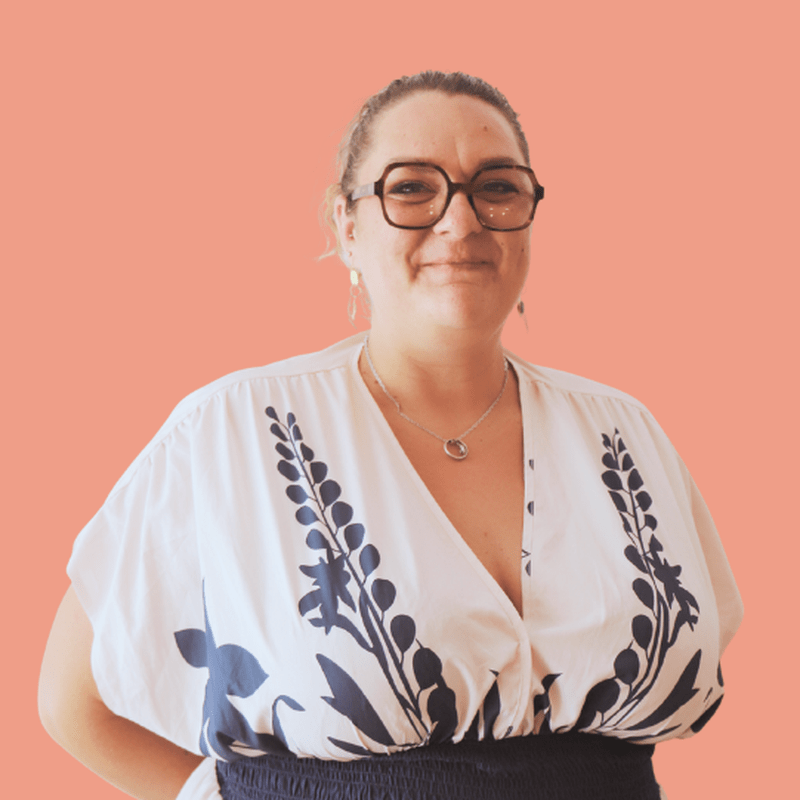 Portrait d'une femme souriante, candidate au métier d'auxiliaire de vie
