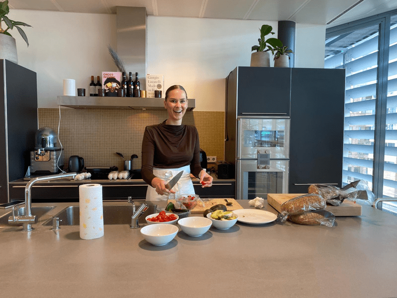 Fem is lunch aan het maken bij oamkb