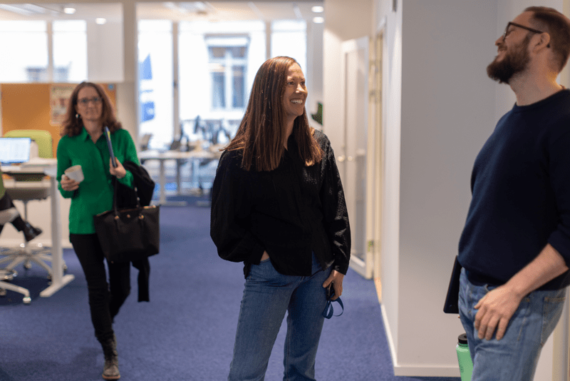 Tre personer på ett kontor