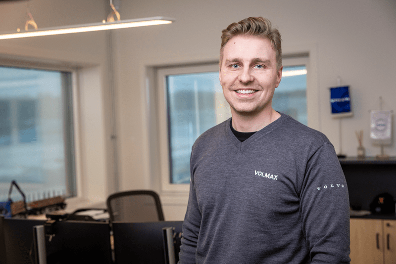 Servicemarkedssjef Alexander Melby Wie ved Volmax Hamar på kontoret sitt