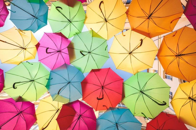verzameling gekleurde paraplu's