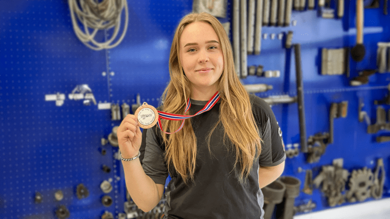 Thea viser medalje